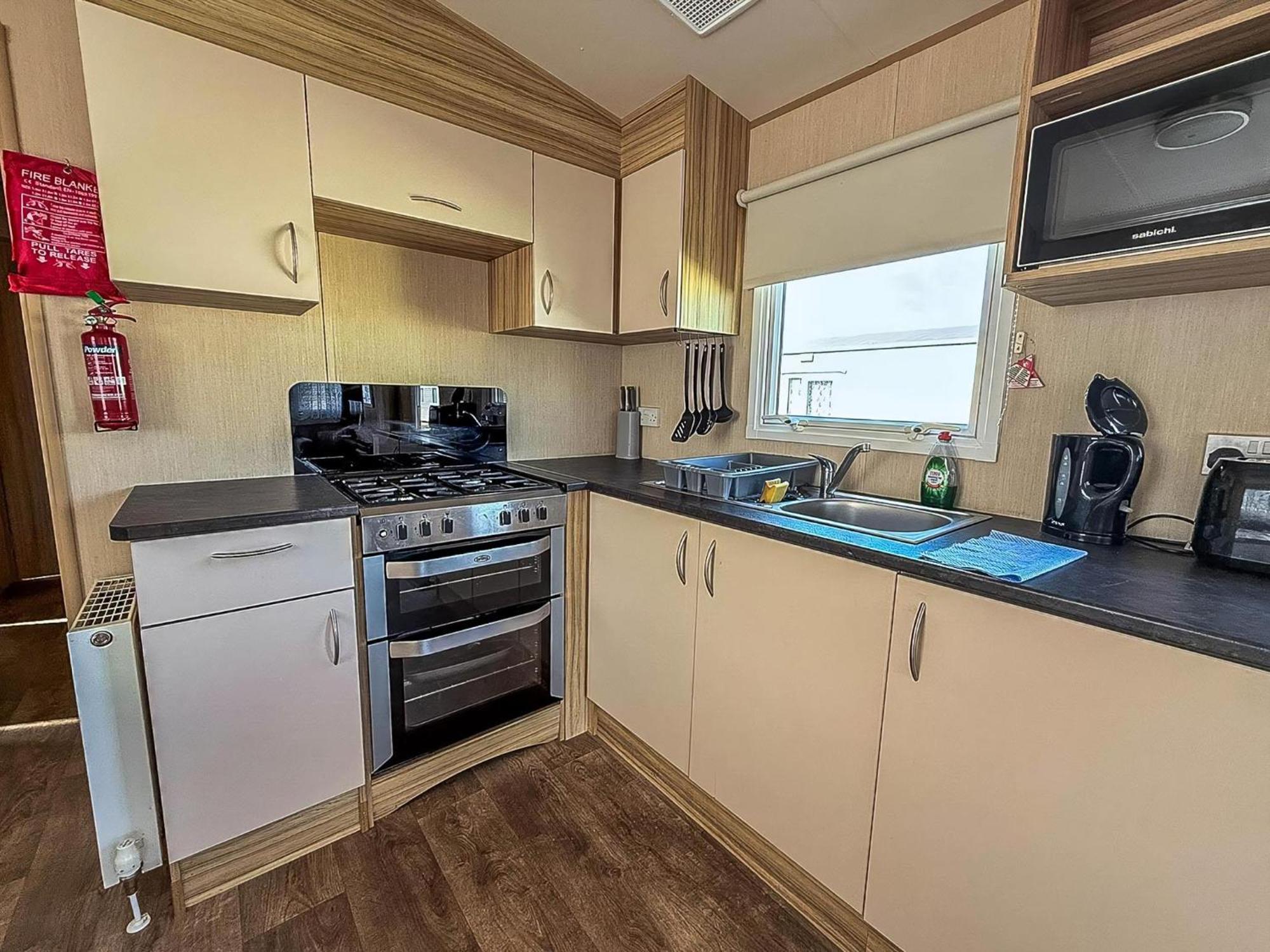Great 8 Berth Caravan In Norfolk Near To Great Yarmouth Ref 20178Bs Hopton on Sea ภายนอก รูปภาพ